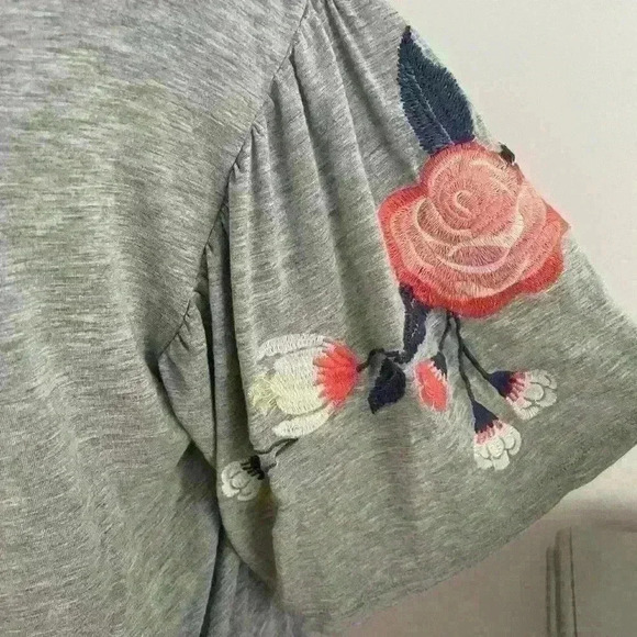 Coco + Jaimeson Gray Embroidered Top Size XS Juniors Ruffle Front Short Sleeve - Picture 3 of 5